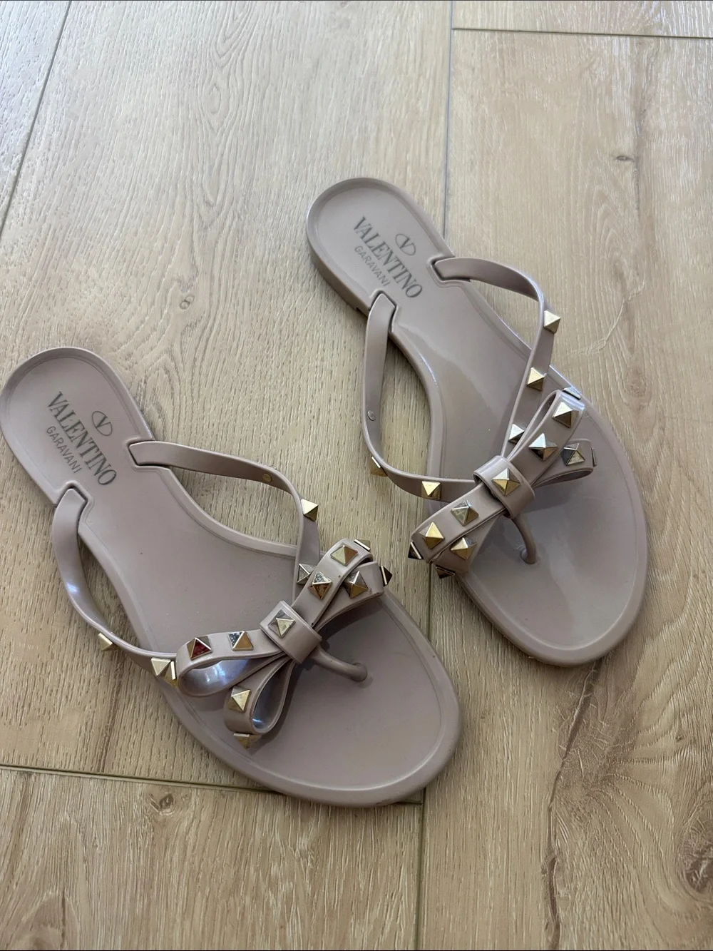 Valentino Garavani Nude Rockstud Bow Jelly Thong Sandal